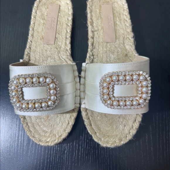 Brand NEW 
ASOS DESIGN Jenna pearl espadrille sandals in ivory-White W7 - Picture 4 of 4